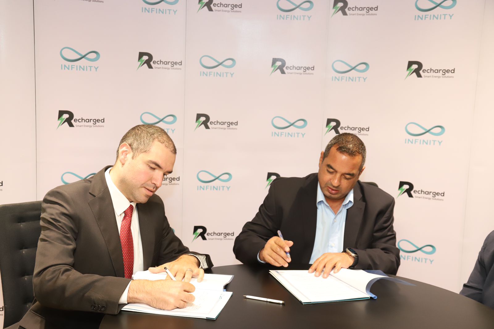 "إنفنيتي كابيتال" و"Recharged" تؤسسان شركة لحلول شحن السيارات الكهربائية بالمنازل