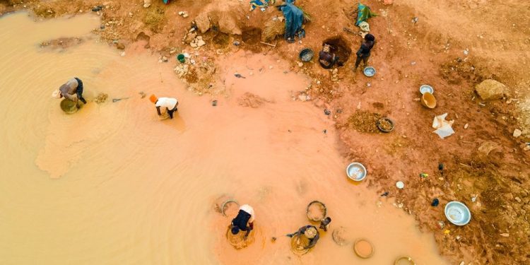 التنقيب غير المشروع عن الذهب يهدد اقتصاد غانا