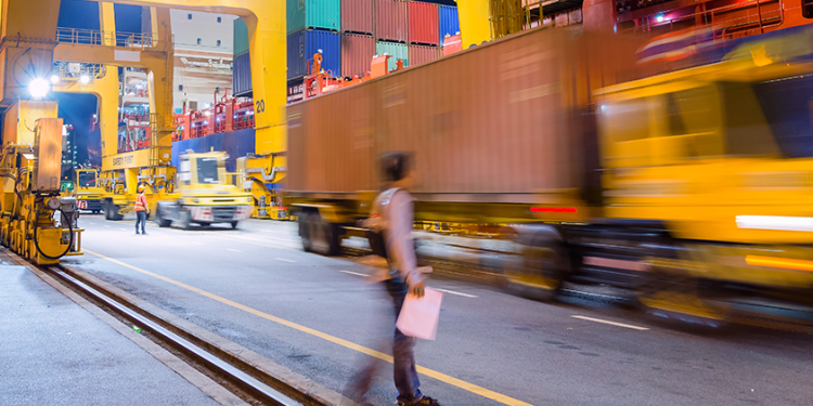 العجز التجارى لرومانيا ؛ الصادرات ؛ الواردات ؛ أوروبا