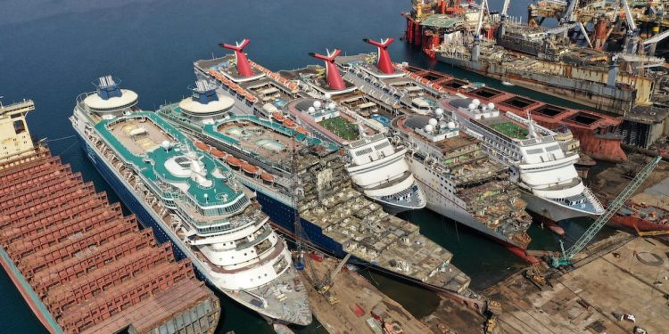 الأول بمصر.. مشروع لتخريد السفن فى ميناء دمياط بطاقة 1.5 مليون طن خردة سنويًا