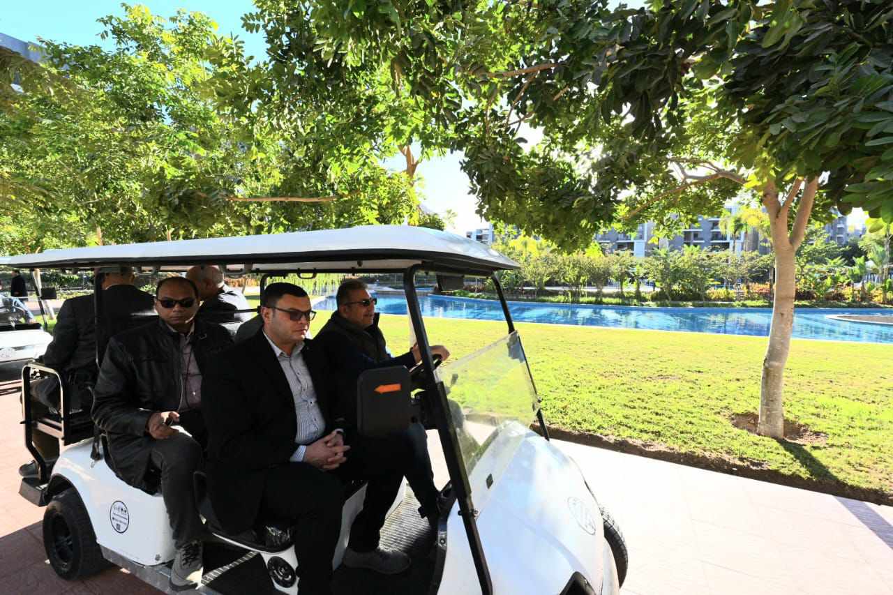 وزير الإسكان يتفقد مشروع "صن كابيتال" بمدينة حدائق أكتوبر