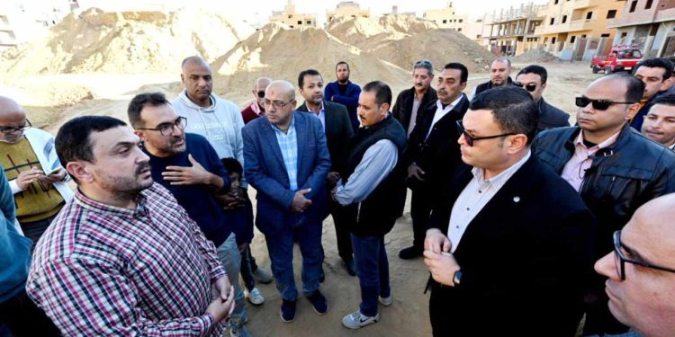 وزير الإسكان يتابع تسليم أراضى الإسكان الاجتماعى والمتميز فى "حدائق أكتوبر"