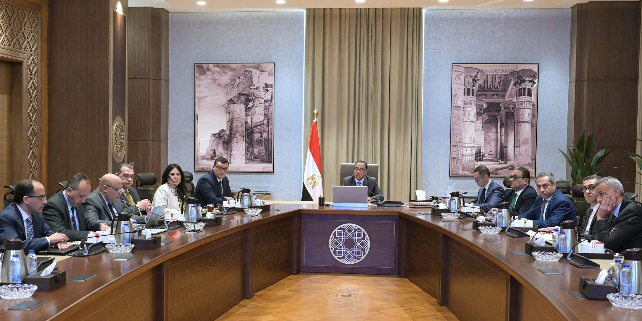 الحكومة تناقش مسودة قانون إنشاء مناطق المال والأعمال فى مصر