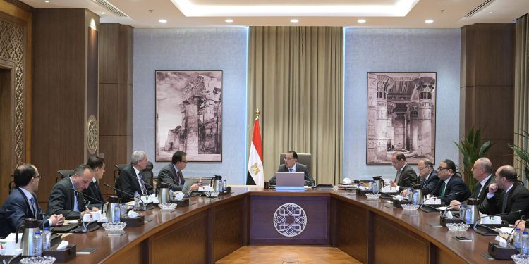 رئيس الوزراء يوجه بسرعة سداد 10 مليارات جنيه لشركات الأدوية