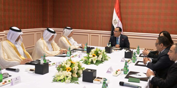 رئيس الوزراء يعرض عددًا من الفرص الاستثمارية على رجال الأعمال القطريين