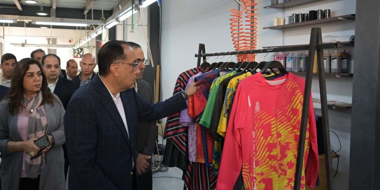 رئيس الوزراء يتفقد مصنع "إيمرلى" لطباعة الأقمشة