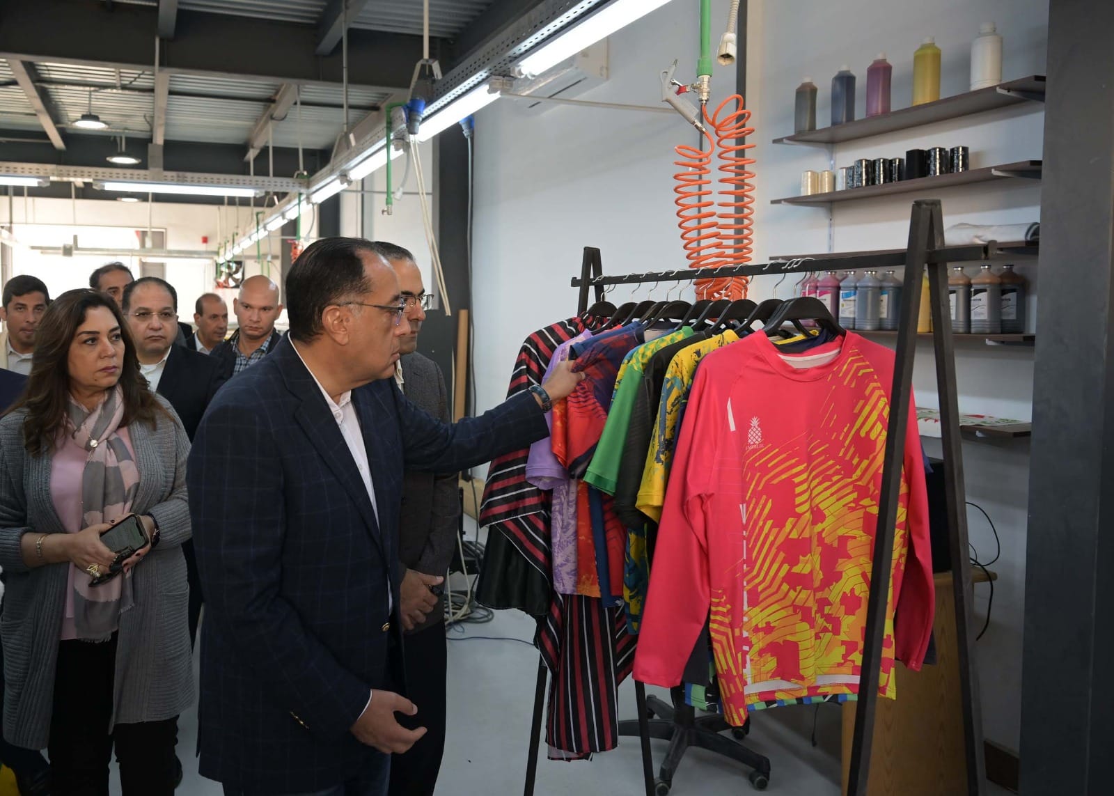 رئيس الوزراء يتفقد مصنع "إيمرلى" لطباعة الأقمشة