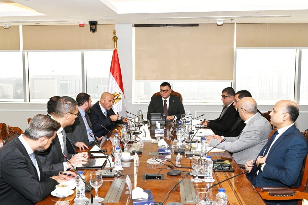 وزير الإسكان يناقش مقترح مشروع إنشاء مستشفى عالمى بالعاصمة الإدارية