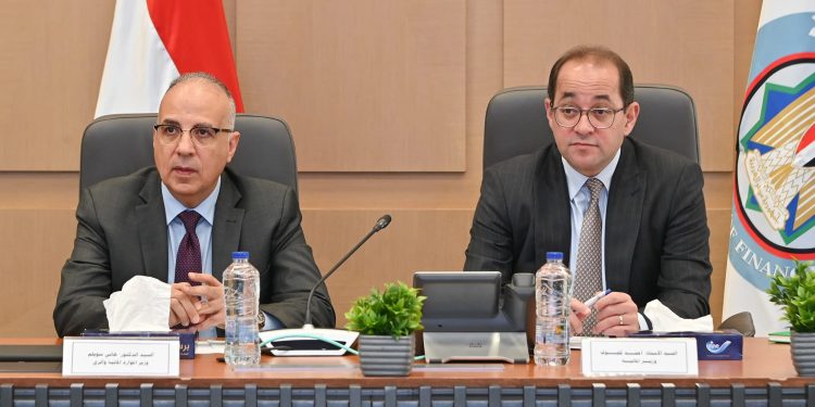 "الرى" و"المالية" تبحثان التعاون فى عدة ملفات