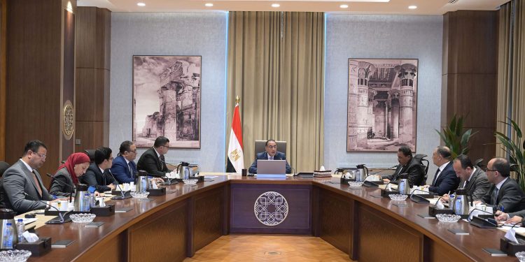 الحكومة تناقش فرص التنمية المختلفة بالأراضى الشاطئية