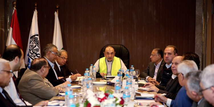 وزير قطاع الأعمال يتابع معدلات تطوير شركات "القابضة للصناعات الكيماوية"