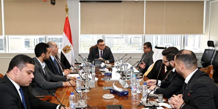 وزير الإسكان يبحث مع وفد سعودي فرص الاستثمار في مصر