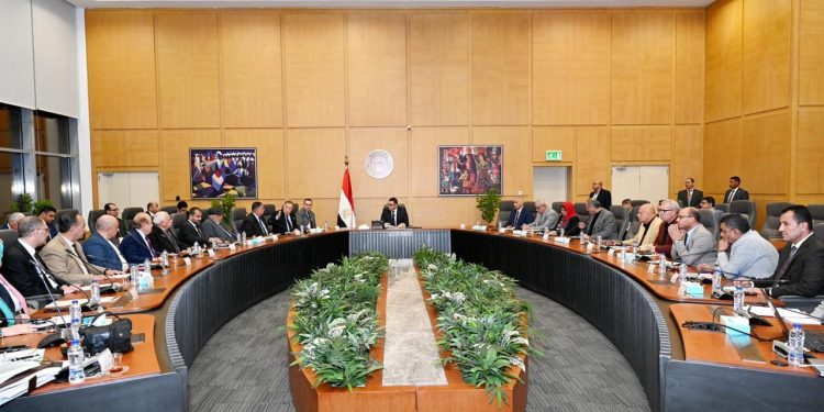 "الإسكان" تبحث تذليل العقبات أمام مستثمري المدن الجديدة