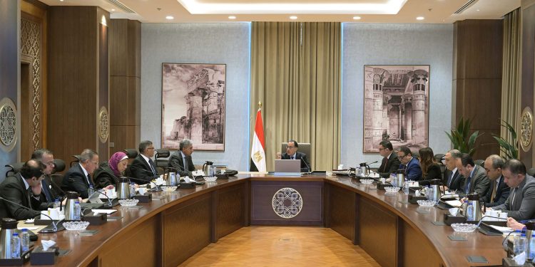 رئيس الوزراء يستعرض الفرص السياحية بالمنطقة المحيطة لهضبة الأهرام