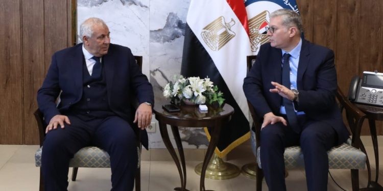 "البترول" تبحث الاستغلال الأمثل للثروات والخامات التعدينية في الوادي الجديد