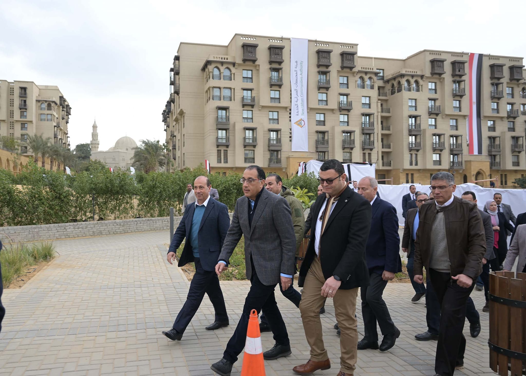 رئيس الوزراء يتفقد مشروع “أرابيسك” بسور مجرى العيون