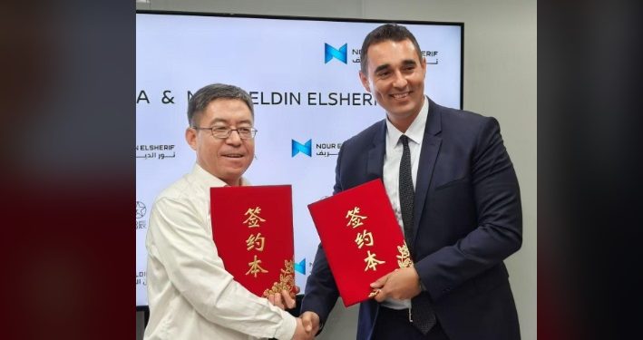 «نور الدين الشريف» توقع اتفاقية مع «Venucia» لتوزيع سياراتها فى مصر