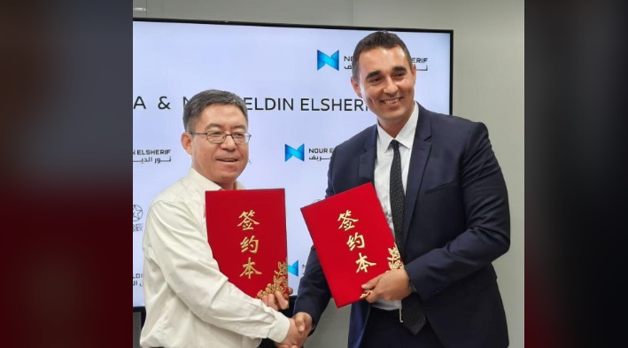 «نور الدين الشريف» توقع اتفاقية مع «Venucia» لتوزيع سياراتها فى مصر