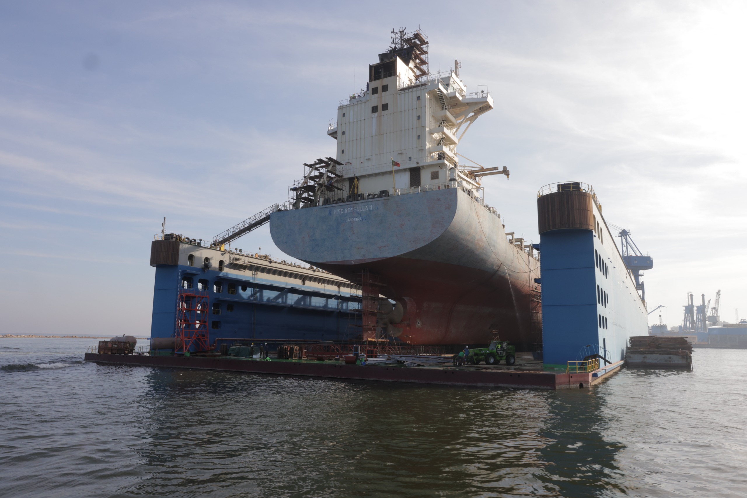 قناة السويس تبدأ تقديم خدمة جمع المخلفات من السفن الربع الأول من 2025