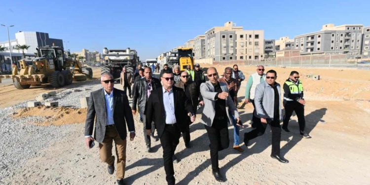 وزير الإسكان يتفقد أعمال تطوير الطرق فى القاهرة الجديدة