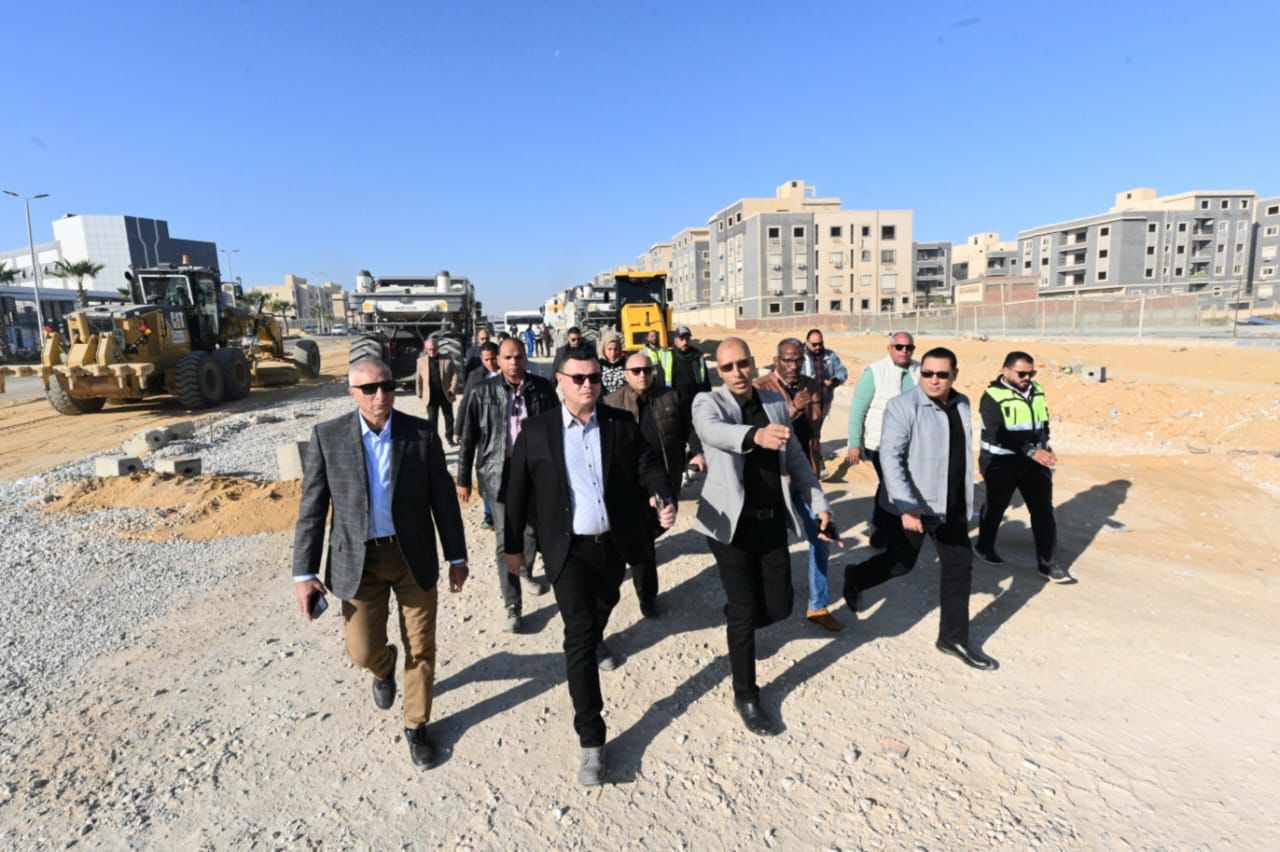 وزير الإسكان يتفقد أعمال تطوير الطرق فى القاهرة الجديدة