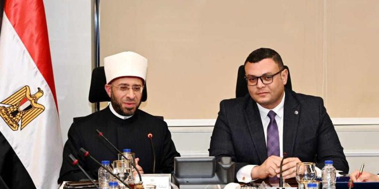 وزيرا الإسكان والأوقاف يناقشان عدداً من الموضوعات المشتركة