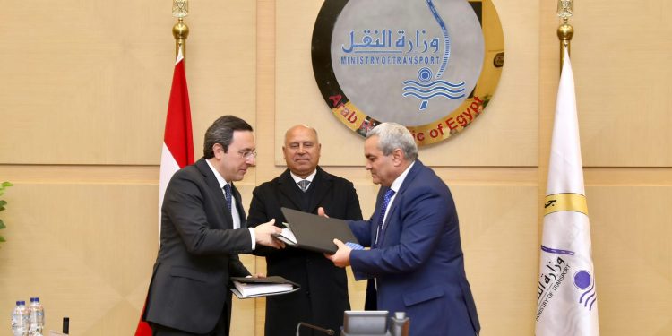 "ميدلوج" السويسرية تحصل على حق انتفاع الميناء والمنطقة اللوجستية بـ"العاشر"