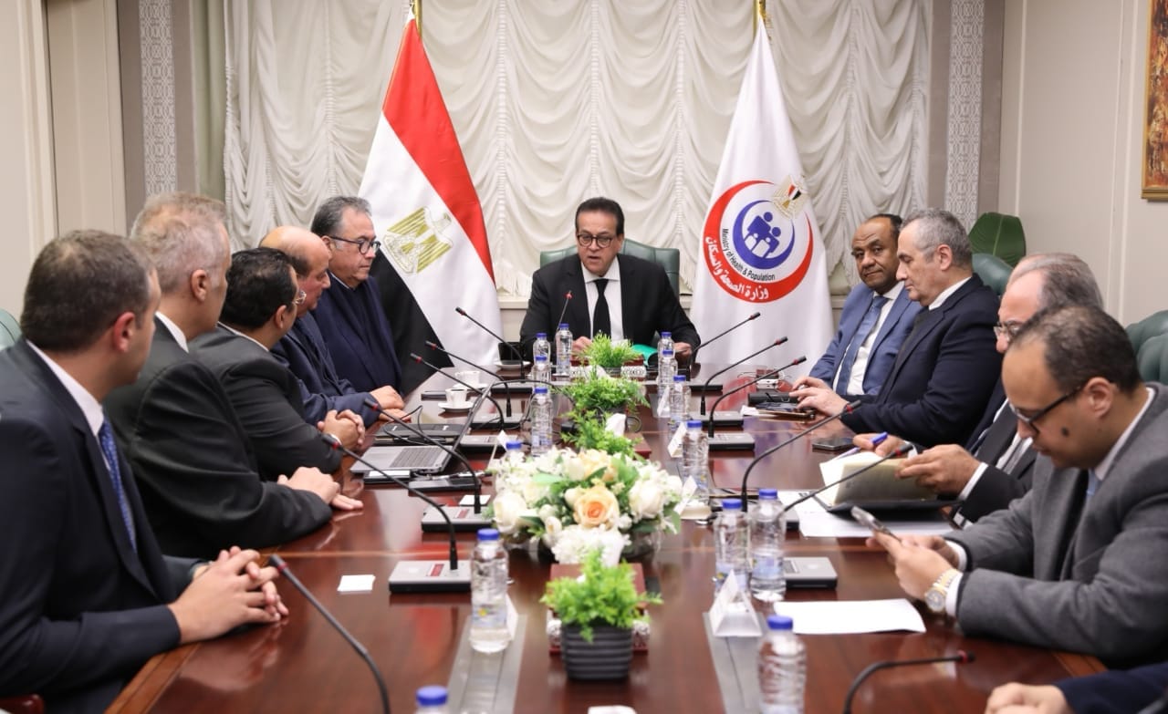 “الصحة” تبحث مع شركة صينية التوسع فى استخدام الروبوتات الجراحية