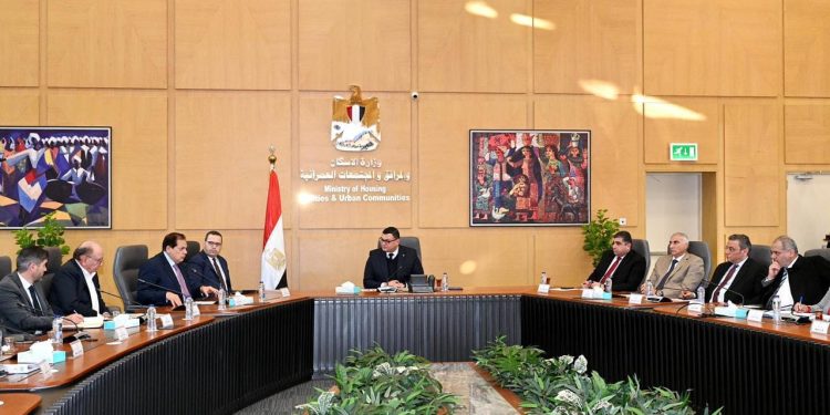 وزير الإسكان يوجه بوضع برنامج زمني لتنفيذ الفنادق في الساحل الشمالي