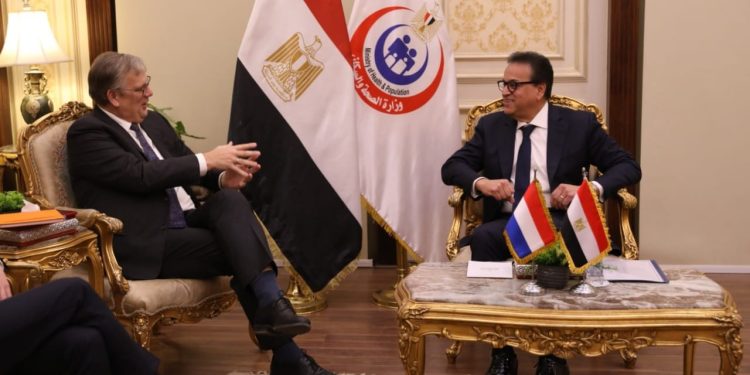 "الصحة" تبحث مع "فيليبس" إنشاء مصنع للأجهزة التشخيصية فى مصر