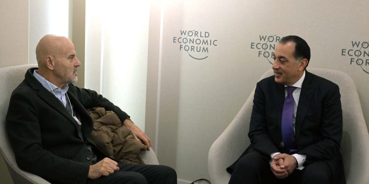 رئيس "إيني" يتوقع عودة مصر إلى تصدير الغاز خلال عامين