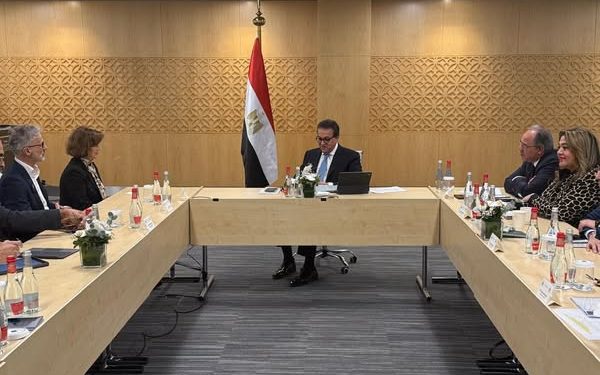 «عبد الغفار» يبحث مع «فيليبس» تعزيز التعاون في مجال الرعاية الصحية