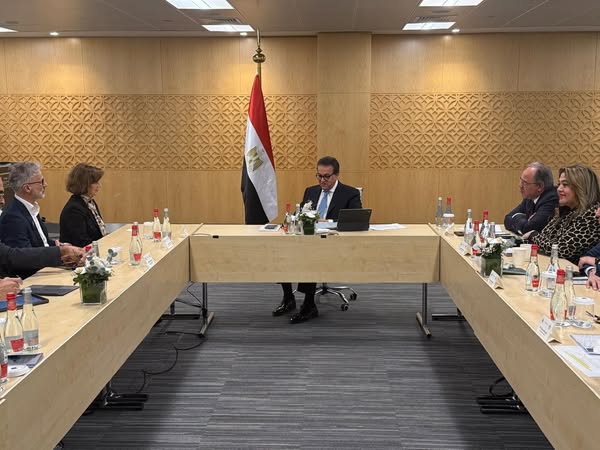 «عبد الغفار» يبحث مع «فيليبس» تعزيز التعاون في مجال الرعاية الصحية