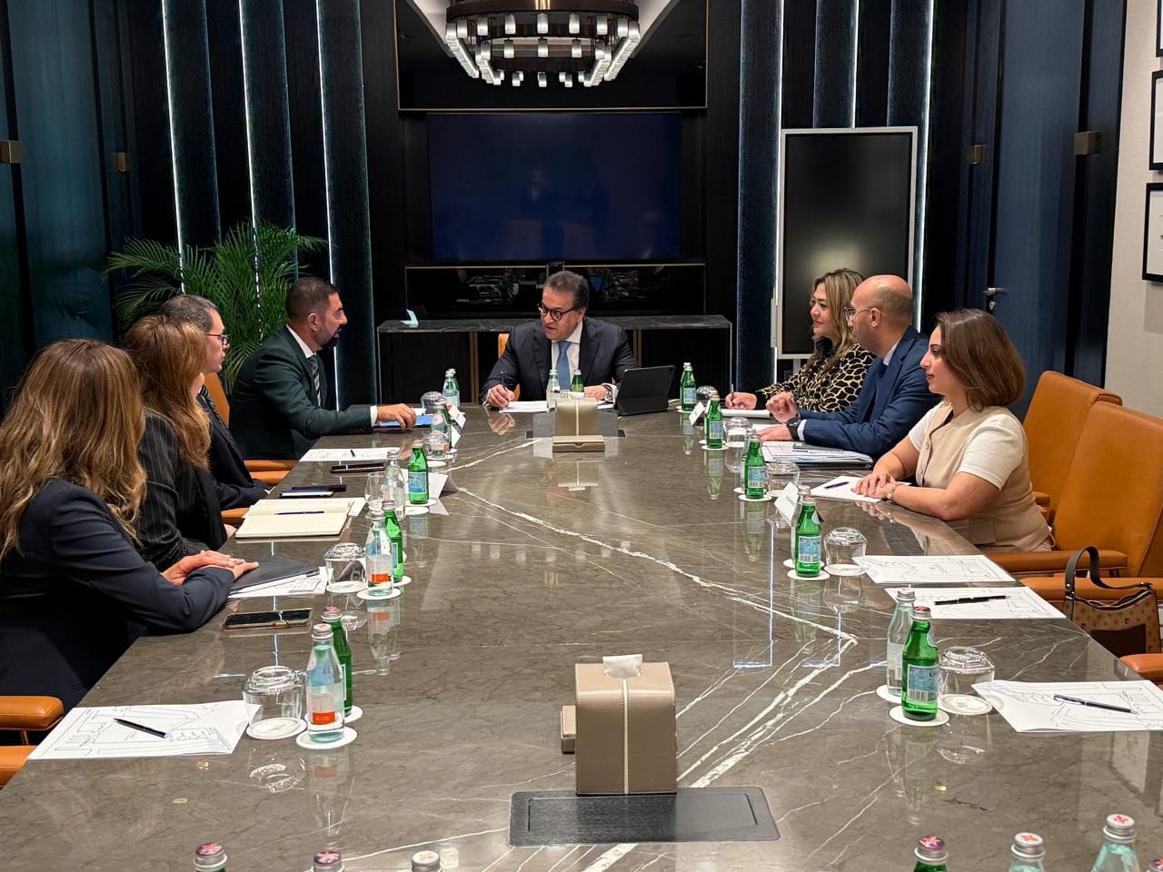 وزير الصحة يبحث مع شركة “فياتريس” التوسع بملف الاستثمارات وتوطين صناعة الدواء