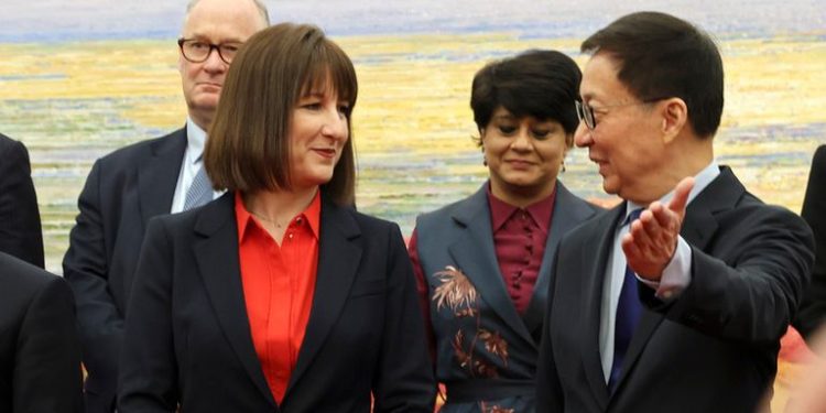 وزيرة الخزانة البريطانية تبدأ زيارة إلى الصين لتعزيز الروابط التجارية والاقتصادية