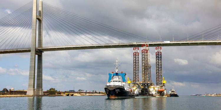 بالصور.. "قناة السويس" تنفذ عملية عبور ناجحة للحفار "ADMARINE260"