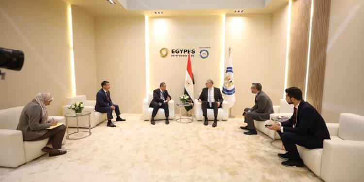 "البترول" تبحث خطط "أكسنز" في مجالات البتروكيماويات وإزالة الكربون والوقود