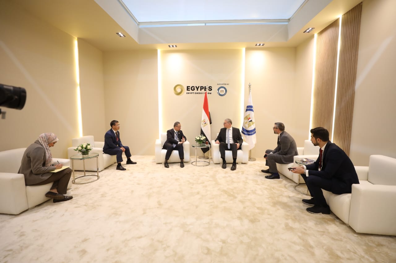 "البترول" تبحث خطط "أكسنز" في مجالات البتروكيماويات وإزالة الكربون والوقود