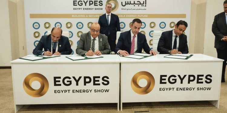 شراكة بين الحكومة والقطاع الخاص لنشر محطات شحن السيارات الكهربائية بمصر