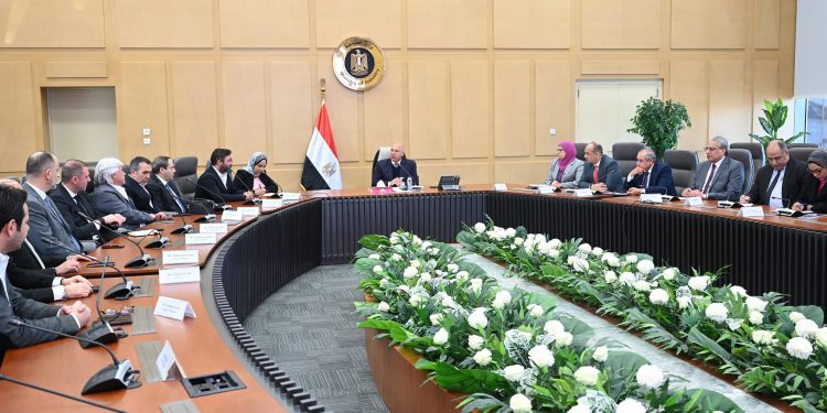 وزير الصناعة يبحث مع 9 شركات تركية استثماراتها الحالية المستقبلية في مصر