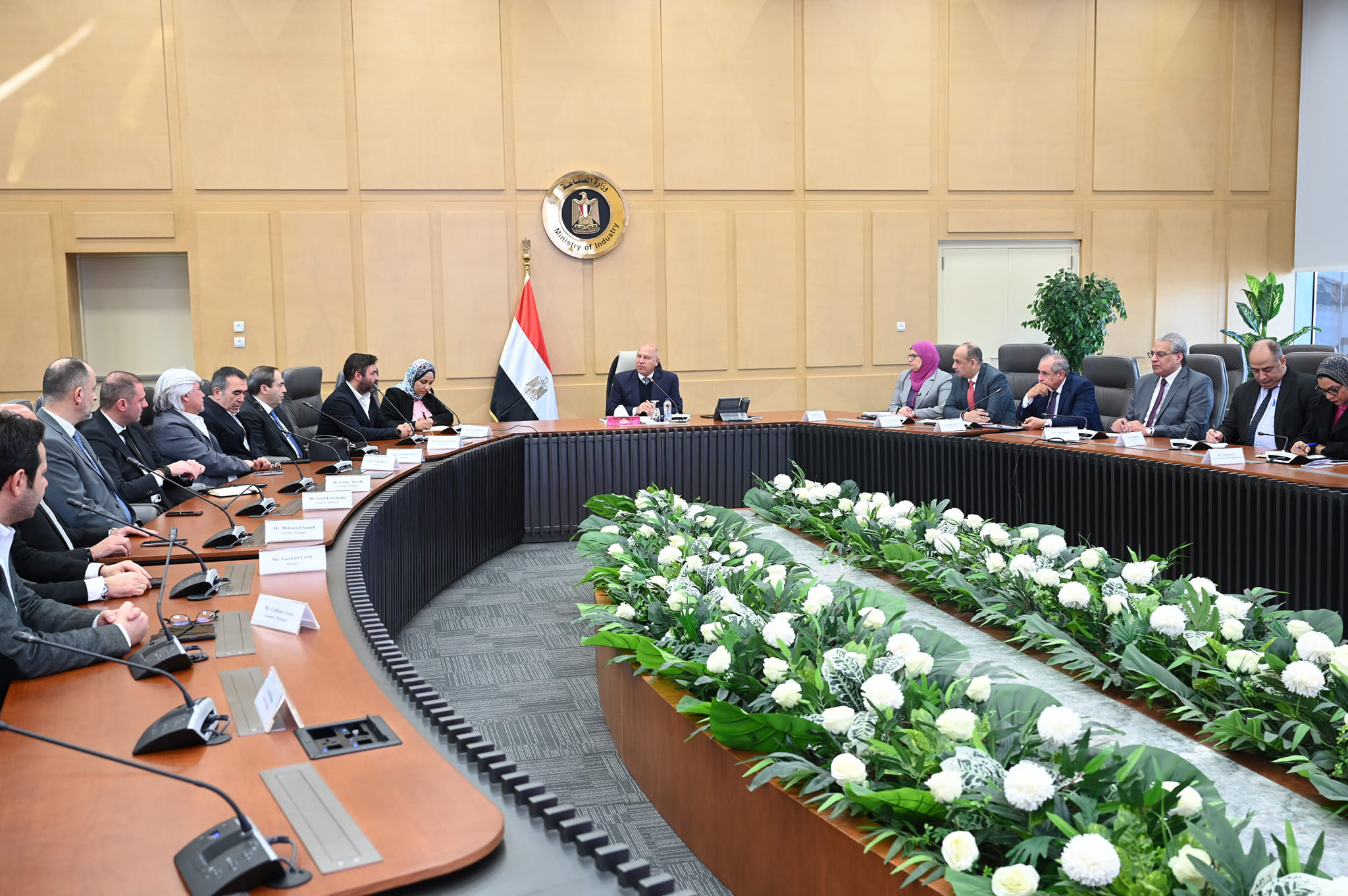 وزير الصناعة يبحث مع 9 شركات تركية استثماراتها الحالية المستقبلية في مصر
