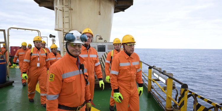 رئيس الوزراء يتفقد حقل ظُهر بعد عودة الحفار "سايبم 10000"