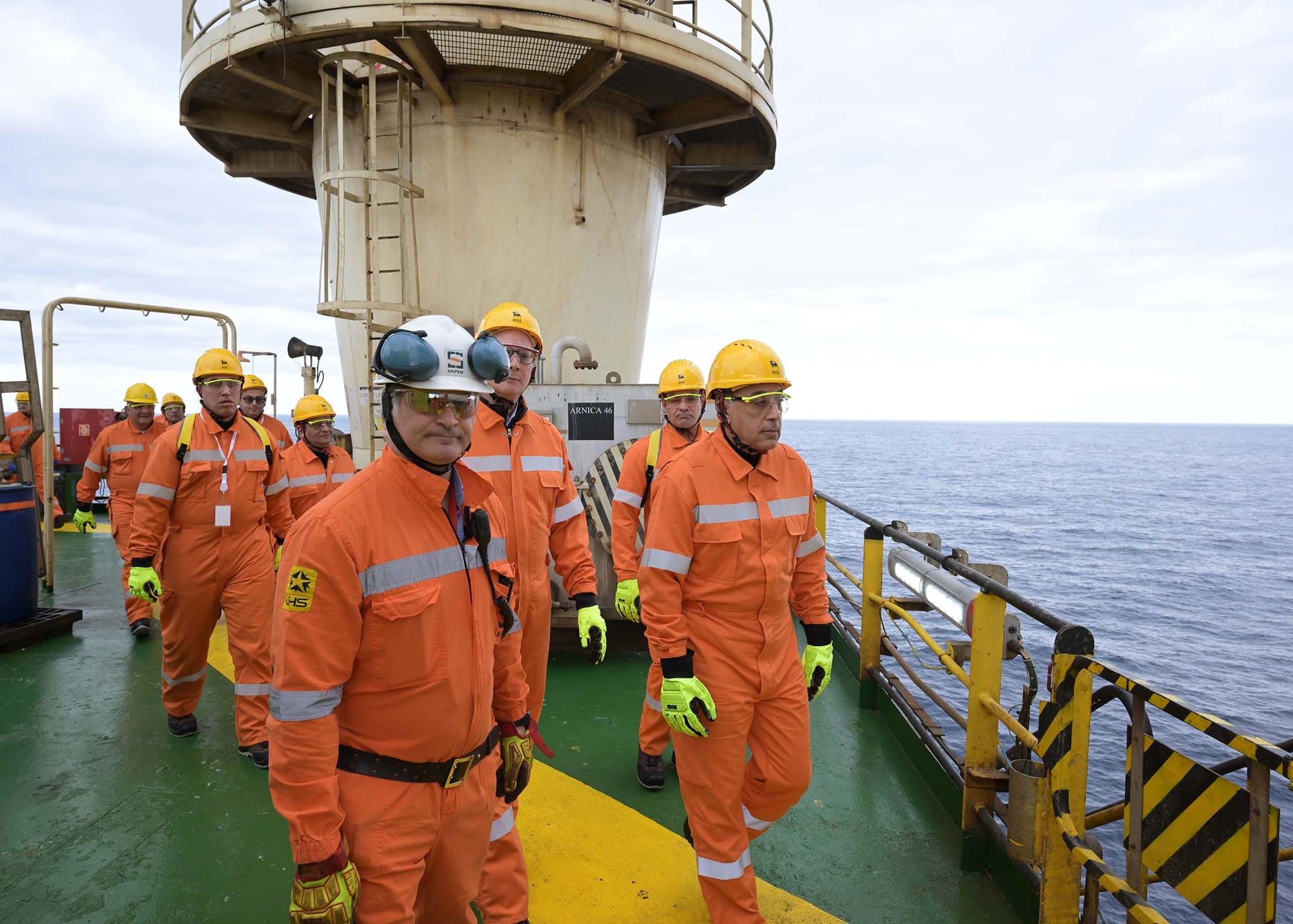 رئيس الوزراء يتفقد حقل ظُهر بعد عودة الحفار "سايبم 10000"