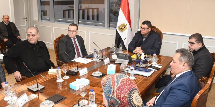 وزير الإسكان يستعرض المخطط الاستراتيجي لمدينة السويس الجديدة