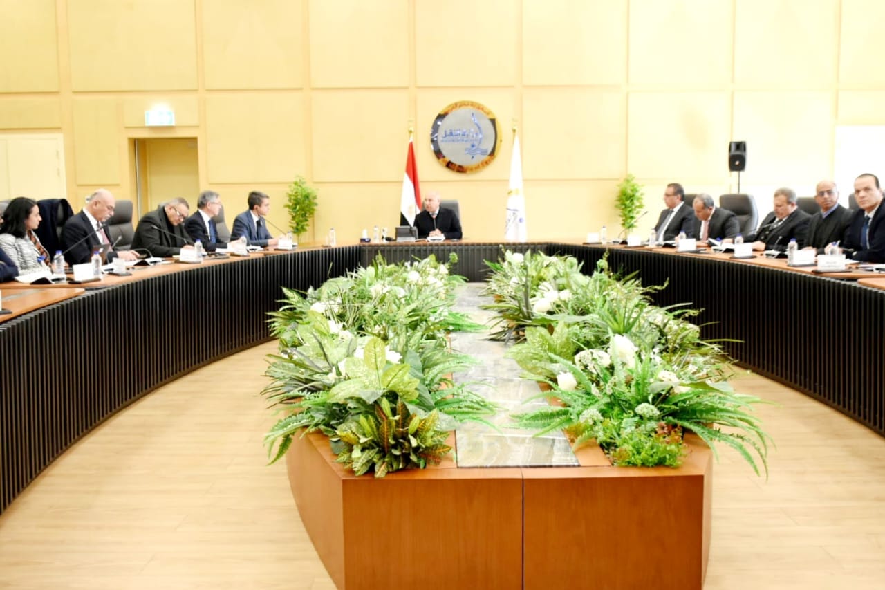 "الوزير" يبحث تنفيذ المشروعات الممولة من البنك الدولي في الصناعة والنقل