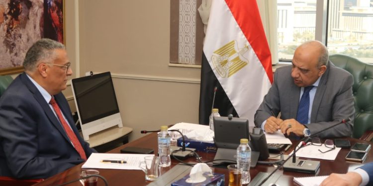 "عصمت": إمكانية إقامة صناعات المهمات الكهربائية في المنطقة الصناعية الأولى بسفاجا