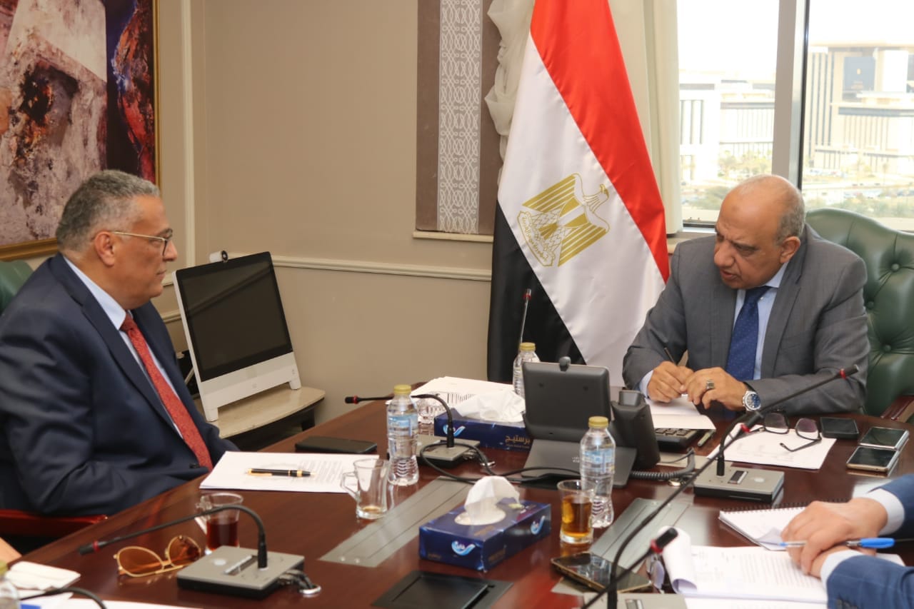 "عصمت": إمكانية إقامة صناعات المهمات الكهربائية في المنطقة الصناعية الأولى بسفاجا
