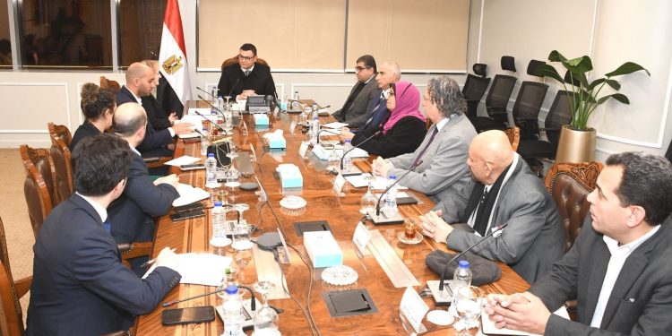 وزير الإسكان يبحث مع البنك الأوروبي لإعادة الإعمار سبل تعزيز التعاون