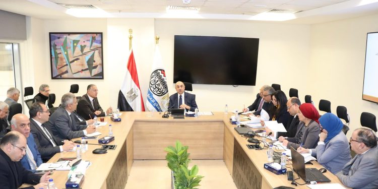 وزير قطاع الأعمال يتابع خطط تطوير الشركات التابعة