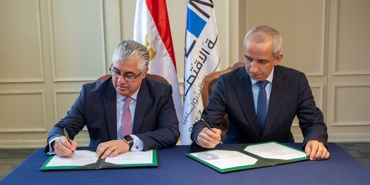 "اقتصادية قناة السويس" توقع عقود مشروعين باستثمارات 125 مليون دولار